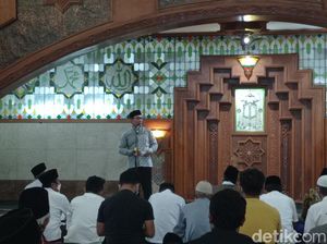 Ridwan Kamil Salat Tarawih Perdana di Masjid Pusdai Jabar Ridwan Kamil Salat Tarawih Perdana di Masjid Pusdai Jabar