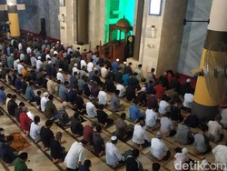 Tarawih Pertama, Jemaah Masjid Raya Bandung Terapkan Prokes Ketat