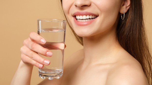 Jumlah air yang dikonsumsi per hari/Foto: Freepik.com/cookie_studio Jumlah air yang dikonsumsi per hari