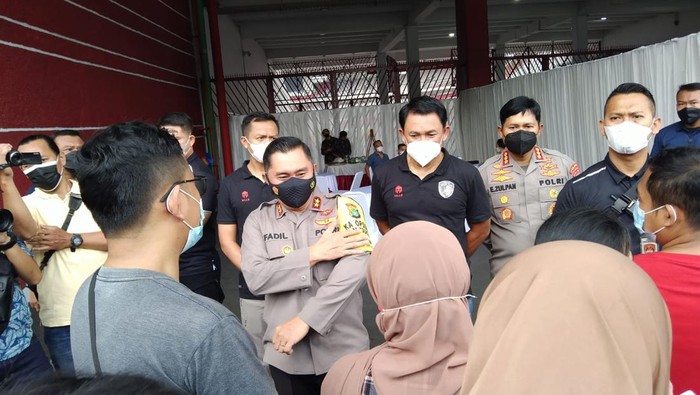 Kapolda Metro Jaya Irjen Fadil Imran mengunjungi gerai vaksin booster di GBK Kapolda Metro Jaya Irjen Fadil Imran mengunjungi gerai vaksin booster di GBK