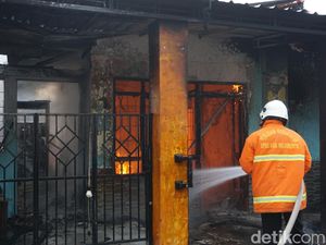 Pom Mini di Mojokerto Meledak-Membakar Rumah, Pemilik Terluka Bakar