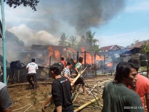 2 Rumah Lansia di Polman Diamuk si Jago Merah, Seorang Nenek Alami Luka Bakar