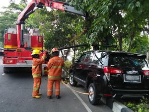 Sopir Ngantuk, Innova Nangkring di Pembatas Tengah Jalan Surabaya