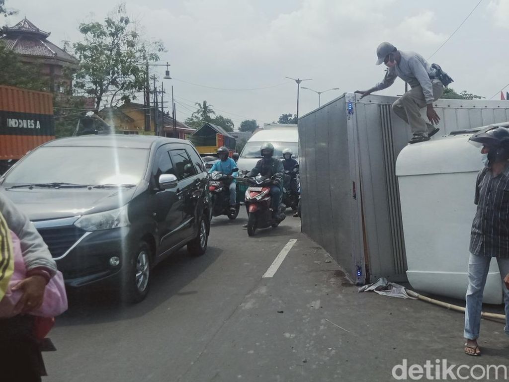 Kecelakaan Karambol 4 Mobil di Perbatasan Klaten, Jalan Jogja-Solo Macet