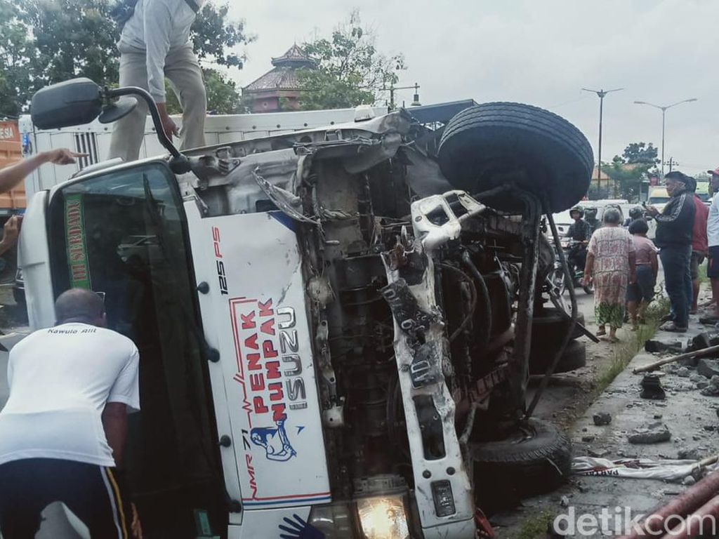 Video Kondisi 4 Mobil yang Terlibat Kecelakaan Karambol di Jalan Jogja-Solo