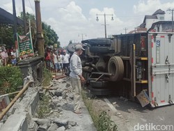 Snapshots: Laka Karambol di Jalan Jogja-Solo, 4 Mobil Ringsek-Terguling