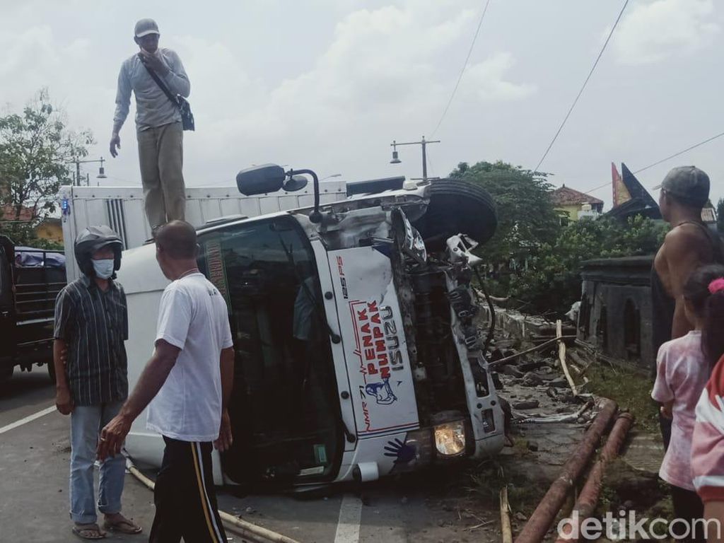 2 Versi Kecelakaan Karambol di Jalan Solo-Jogja Perbatasan Klaten 2 Versi Kecelakaan Karambol di Jalan Solo-Jogja Perbatasan Klaten