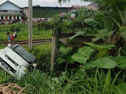 Rem Blong, Mobil Terperosok Dekat Rel Kereta di Bogor