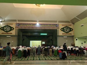 Suasana Khidmat Jemaah Salat Tarawih di Masjid Agung Rangkasbitung