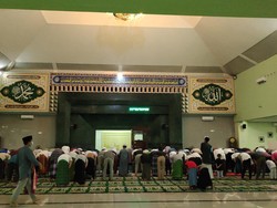 Suasana Khidmat Jemaah Salat Tarawih di Masjid Agung Rangkasbitung