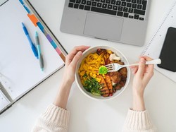 Bukti Kelas Menengah Makin Tahan Belanja: Bawa Bekal ke Kantor!