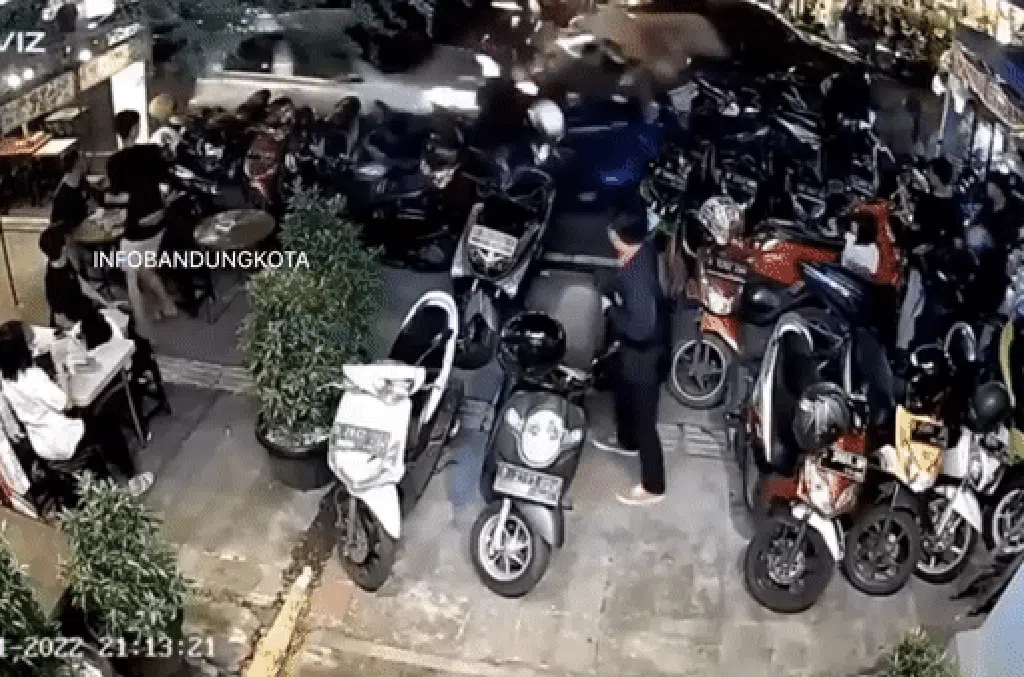 Video Mobil Tabrak Sejumlah Motor-Gerobak Terparkir di Bandung