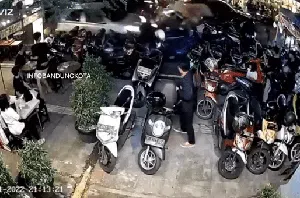 Insiden Mengerikan Mobil Seruduk Barisan Motor di Bandung Insiden Mengerikan Mobil Seruduk Barisan Motor di Bandung