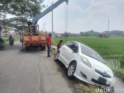 Aksi Berani Pemobil Lawan Konvoi Siswa SMA yang Anarkis di Mojokerto