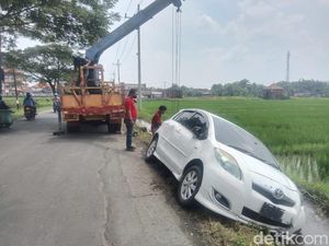 Aksi Berani Pemobil Lawan Konvoi Siswa SMA yang Anarkis di Mojokerto Aksi Berani Pemobil Lawan Konvoi Siswa SMA yang Anarkis di Mojokerto