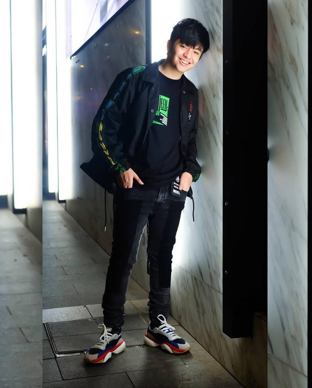 outfit serba hitam dengan trucker