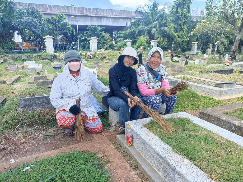 Cerita Pembersih Makam Mengais Rezeki di TPU Menteng Pulo Jelang Ramadan