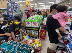 Pasar Swalayan Diserbu Jelang Ramadan