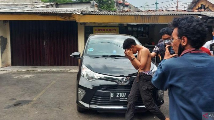 Pelaku tawuran yang menewaskan seorang remaja di Cipinang Besar Utara dibawa ke Polsek Jatinegara Jumat (1/4/2022) (ANTARA/Yogi Rachman) Pelaku tawuran yang menewaskan seorang remaja di Cipinang Besar Utara dibawa ke Polsek Jatinegara Jumat (1/4/2022) (ANTARA/Yogi Rachman)