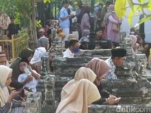 Jumat Pahing Terakhir, 5.405 Peziarah Banjiri Makam Sunan Kalijaga di Demak Jumat Pahing Terakhir, 5.405 Peziarah Banjiri Makam Sunan Kalijaga di Demak