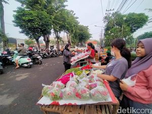 Peziarah Padati Makam Ngagel, Penjual Bunga Tabur Untung Hingga Rp 1 Juta