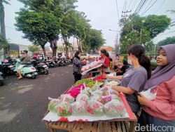 Peziarah Padati Makam Ngagel, Penjual Bunga Tabur Untung Hingga Rp 1 Juta