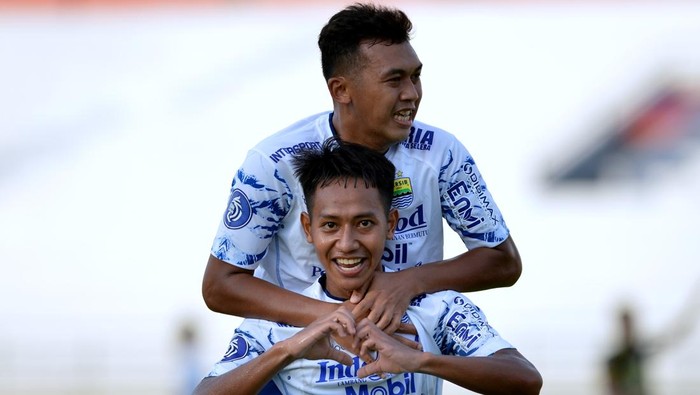 Pesepak bola Persib Bandung Beckham Putra Nugraha (bawah) berselebrasi bersama rekannya Abdul Aziz (atas) usai mencetak gol ke gawang Barito Putera saat pertandingan Liga 1 di Stadion Kapten I Wayan Dipta, Gianyar, Bali, Kamis (31/3/2022). Barito Putera bermain imbang melawan Persib Bandung dengan skor 1-1 ANTARA FOTO/Fikri Yusuf/rwa.