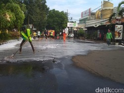 Belasan Pohon Ambruk, Puluhan Petugas Bersihkan Jalanan