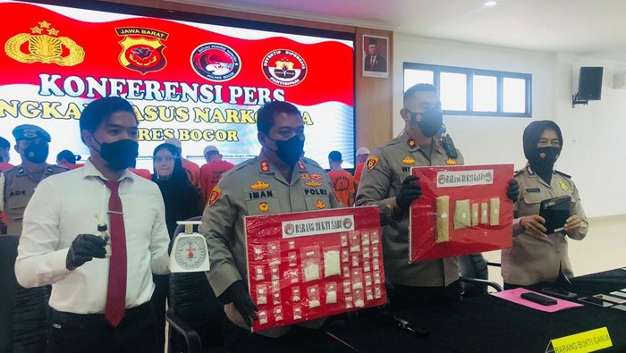 Polisi menangkap 10 pegedar dan pengguna narkoba di Bogor Polisi menangkap 10 pegedar dan pengguna narkoba di Bogor