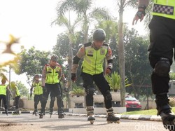 Amankan Ramadan, Polisi Bersepatu Roda Berpatroli di Kota Banjar