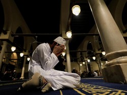 Doa Kamilin setelah Salat Tarawih Lengkap dengan Latin dan Terjemahnya