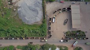 Potret Udara Puluhan Truk Antre Solar di Jambi