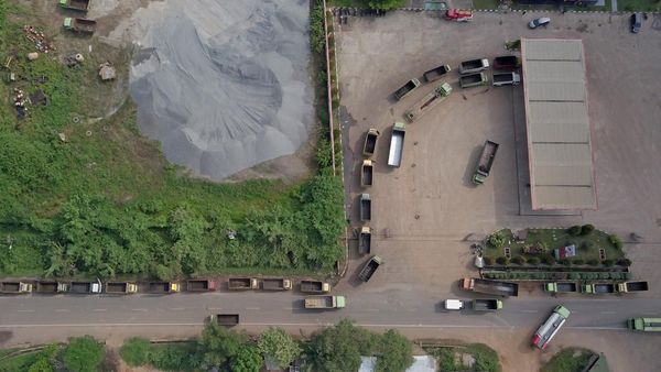 Potret Udara Puluhan Truk Antre Solar di Jambi