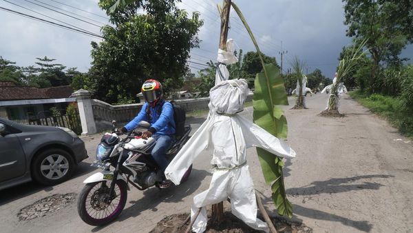 Boneka Pakai Baju APD Bekas Ini Protes Jalan Rusak di Kediri