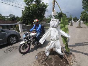 Boneka Pakai Baju APD Bekas Ini Protes Jalan Rusak di Kediri