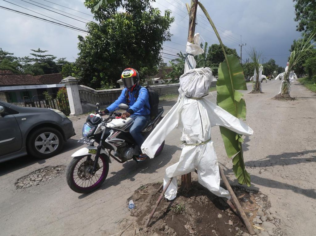 Boneka Pakai Baju APD Bekas Ini Protes Jalan Rusak di Kediri Boneka Pakai Baju APD Bekas Ini Protes Jalan Rusak di Kediri