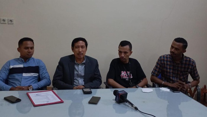 Rektor Universitas Ibnu Chaldun Musni Umar ditemani pengacara dalam jumpa pers terkait pelaporan di kepolisian Rektor Universitas Ibnu Chaldun Musni Umar ditemani pengacara dalam jumpa pers terkait pelaporan di kepolisian