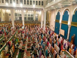 6.500 Jemaah Salat Tarawih di Masjid Al-Akbar 6.500 Jemaah Salat Tarawih di Masjid Al-Akbar