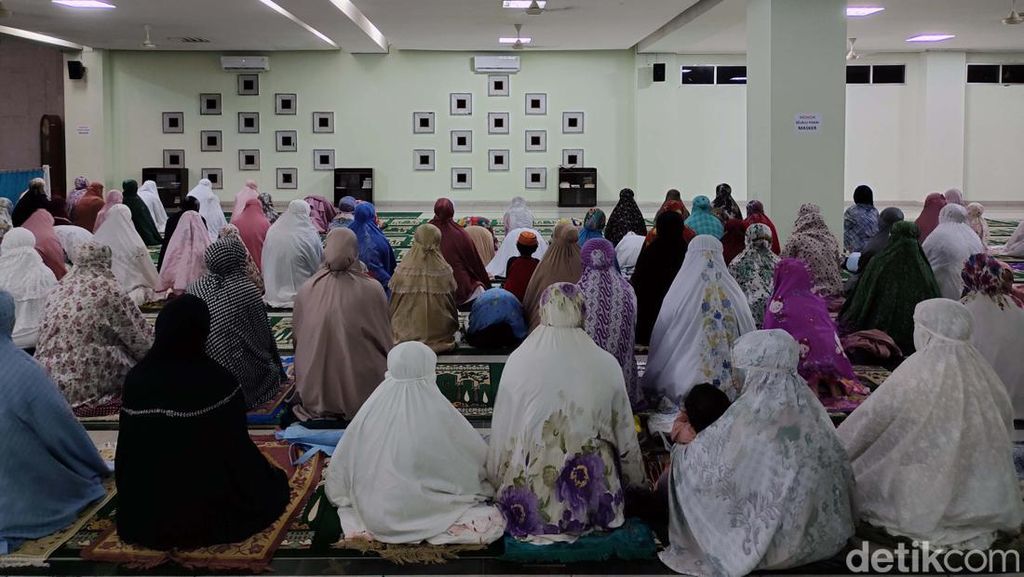 Salat Tarawih Pertama di Masjid Agung Rangkasbitung Salat Tarawih Pertama di Masjid Agung Rangkasbitung