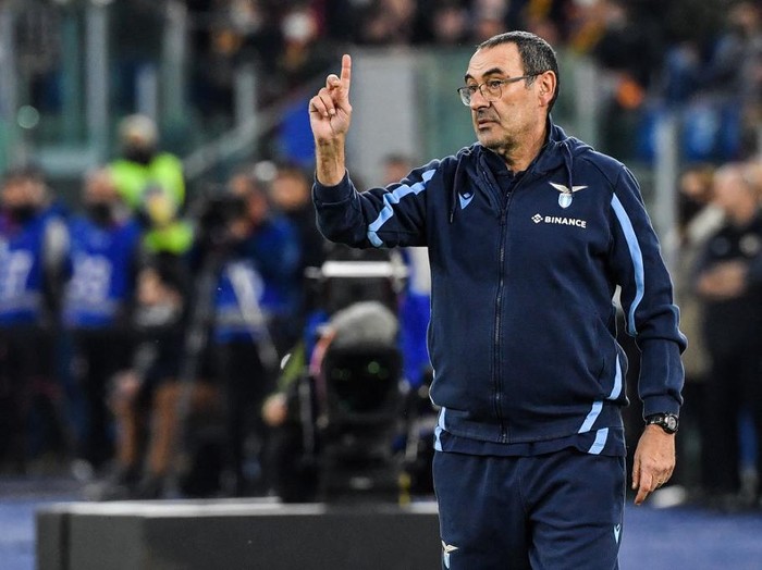 Lazio's Italian head coach Maurizio Sarri gestures during the Italian Serie A football match between AS Roma and Lazio on March 20, 2022 at the Olympic stadium in Rome. (Photo by Tiziana FABI / AFP)