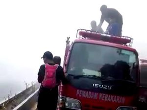 Pikap Depan Kantor Dinkes Bone Terbakar Hebat, Damkar Turun Tangan