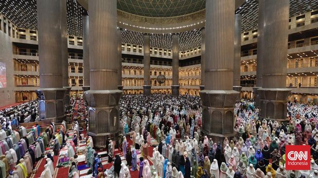 Umat Muslim melaksanakan Shalat Tarawih berjamaah di Masjid Istiqlal. Jakarta, Sabtu (2/4/2022). (CNN Indonesia/Adhi Wicaksono)