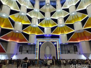 Suasana Ramadan Pertama di Masjid 99 Kubah Makassar yang Ramai Jemaah Tarawih