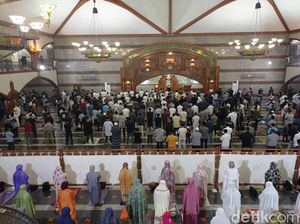 Salat Tarawih Perdana di Masjid Pusdai: Jaga Jarak-Khotbah Dipercepat