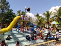 Ramainya Padusan di Kolam Renang Taman Rekreasi Mendut Magelang
