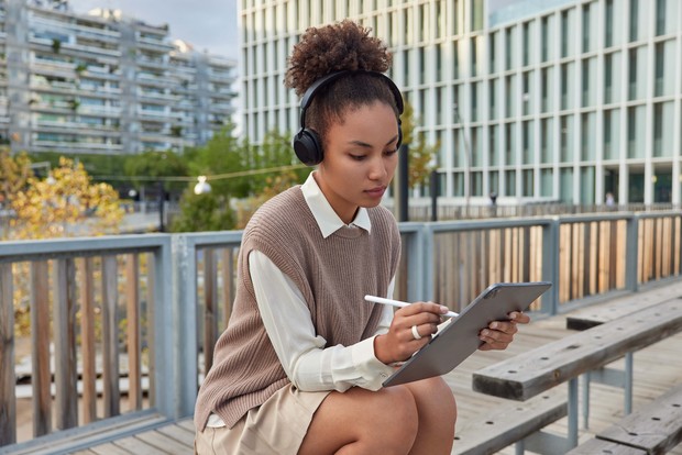 Teknik scripting dengan menuliskan keadaan saat ini/ foto: Freepik.com/ wayhomestudio Teknik scripting dengan menuliskan keadaan saat ini