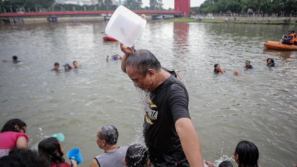 Tradisi Keramas Bersama di Sungai Cisadane Jelang Ramadan