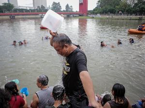 Tradisi Keramas Bersama di Sungai Cisadane Jelang Ramadan