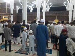 Warga Antusias Salat Tarawih di Masjid Seribu Tiang Jambi: Nikmatnya Ramadan