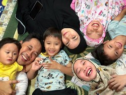 Zaskia Mecca dan Hanung Ucap Syukur Bisa Tarawih Lagi di Ramadan 2022